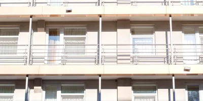 Façade d'un immeuble avec balcons et fenêtres — logement-social