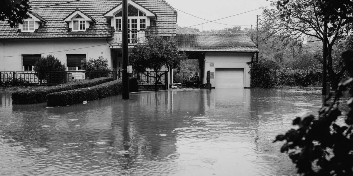 Maison partiellement submergée par les eaux d'une inondation — risques-climatiques