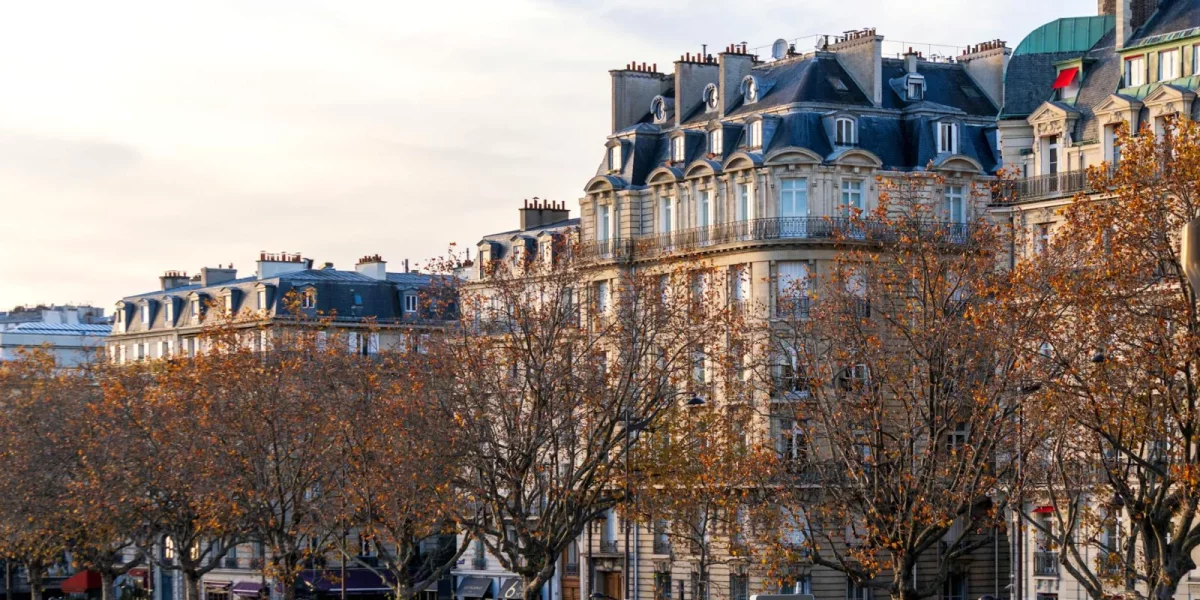Immeubles parisiens avec arbres et ciel clair en arrière-plan — paris