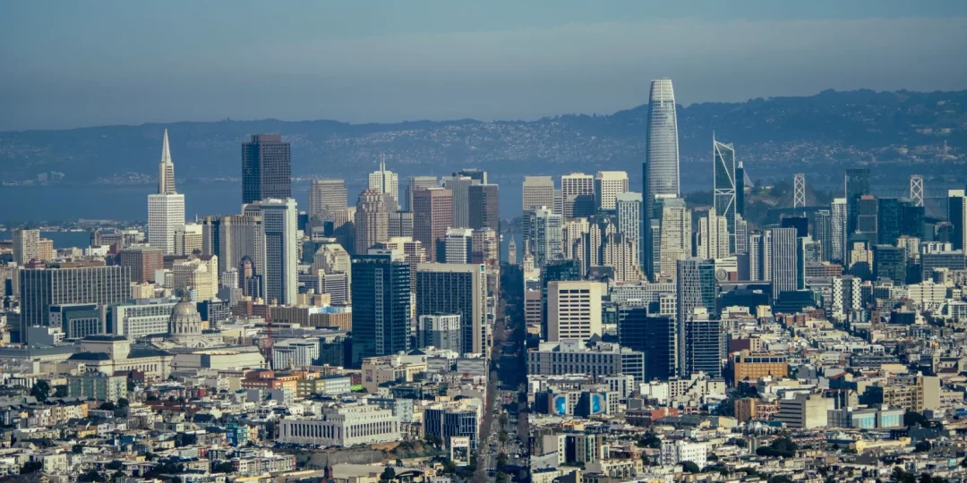 Vue panoramique de la skyline de San Francisco avec des gratte-ciels modernes — San Francisco