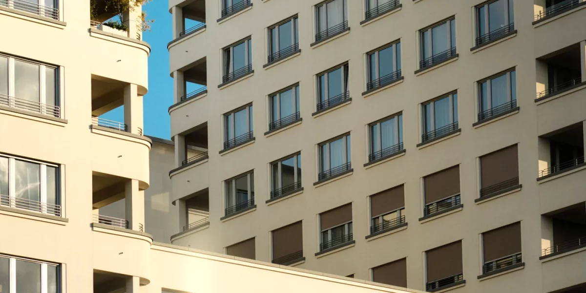 Immeubles modernes avec balcons et fenêtres ensoleillées — copropriété
