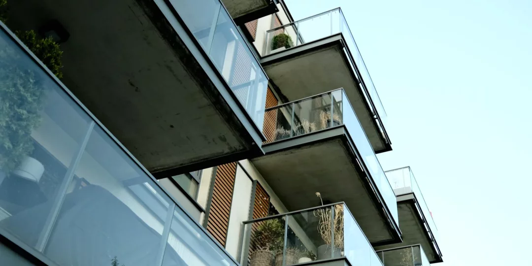 Balcons modernes en copropriété avec plantes et mobilier — aménagement balcon