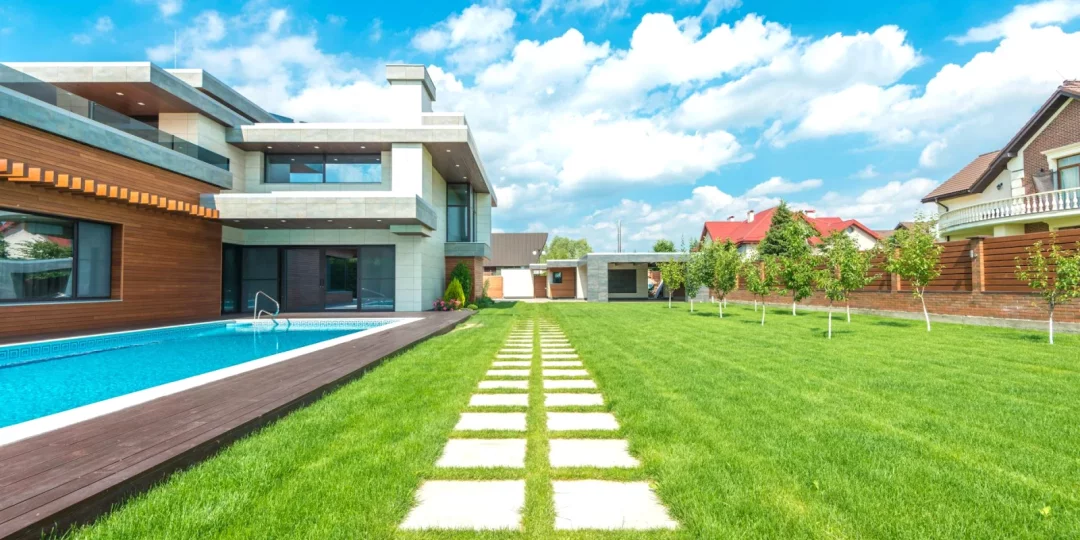 Allée en pierres menant à une maison moderne avec piscine — jardin