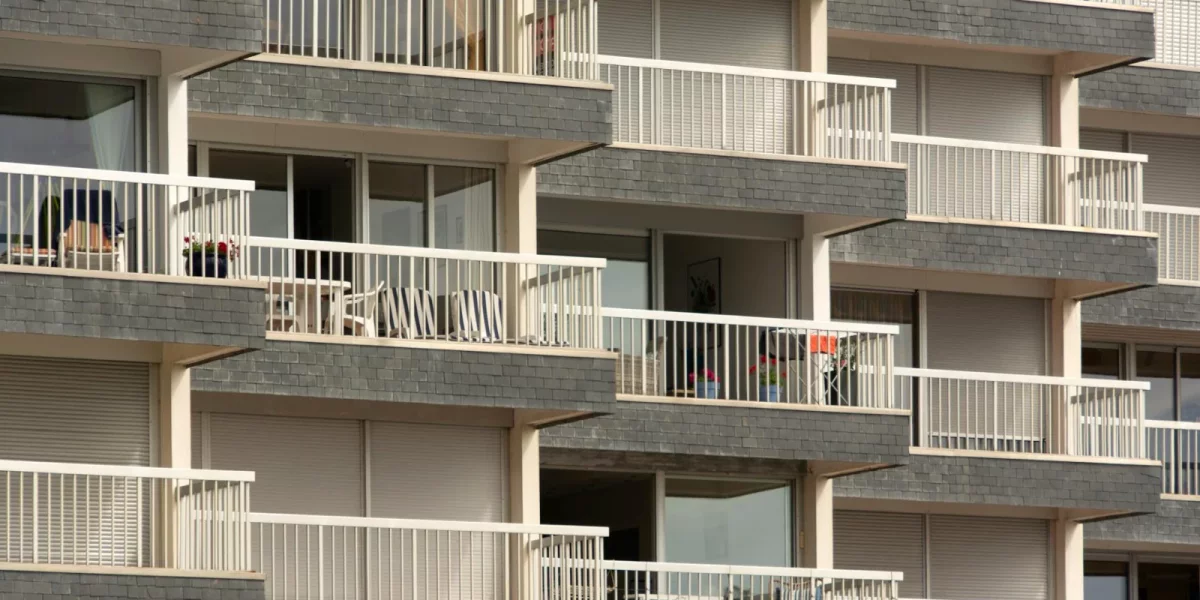 Balcons d'un immeuble avec mobilier et plantes — assemblee generale copropriete