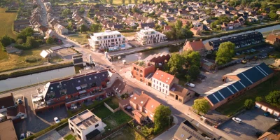 Vue aérienne d'un quartier résidentiel avec maisons et espaces verts — urbanisme