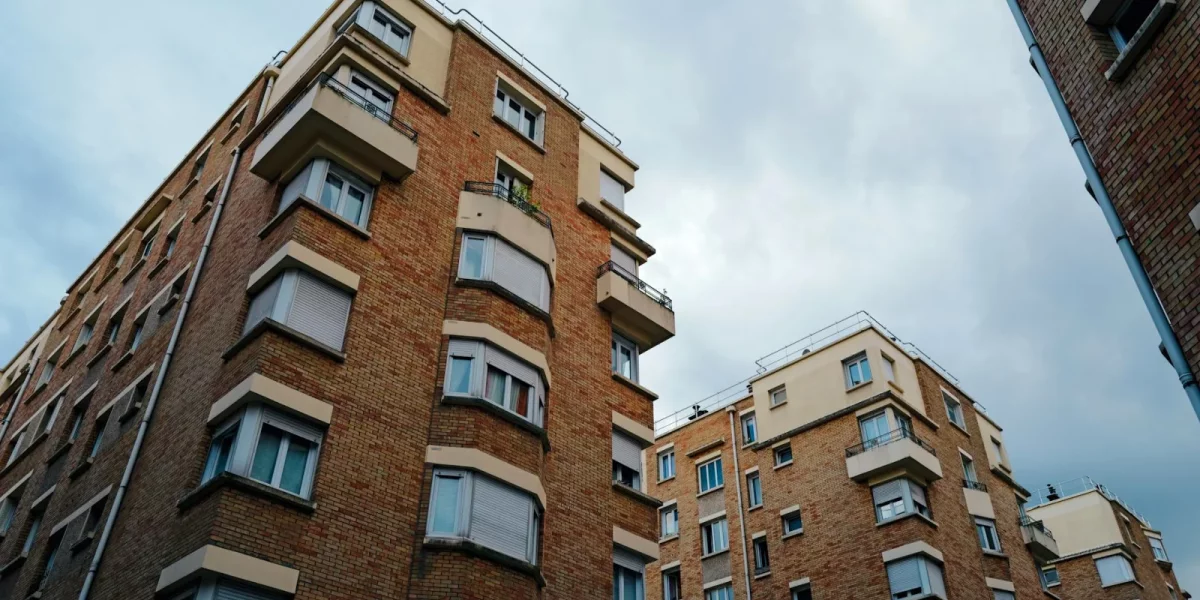 Immeubles en briques sous un ciel nuageux — bail solidaire