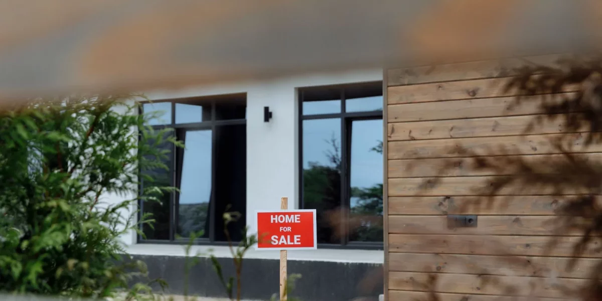 Maison avec panneau "Home for Sale" devant une façade moderne — taux