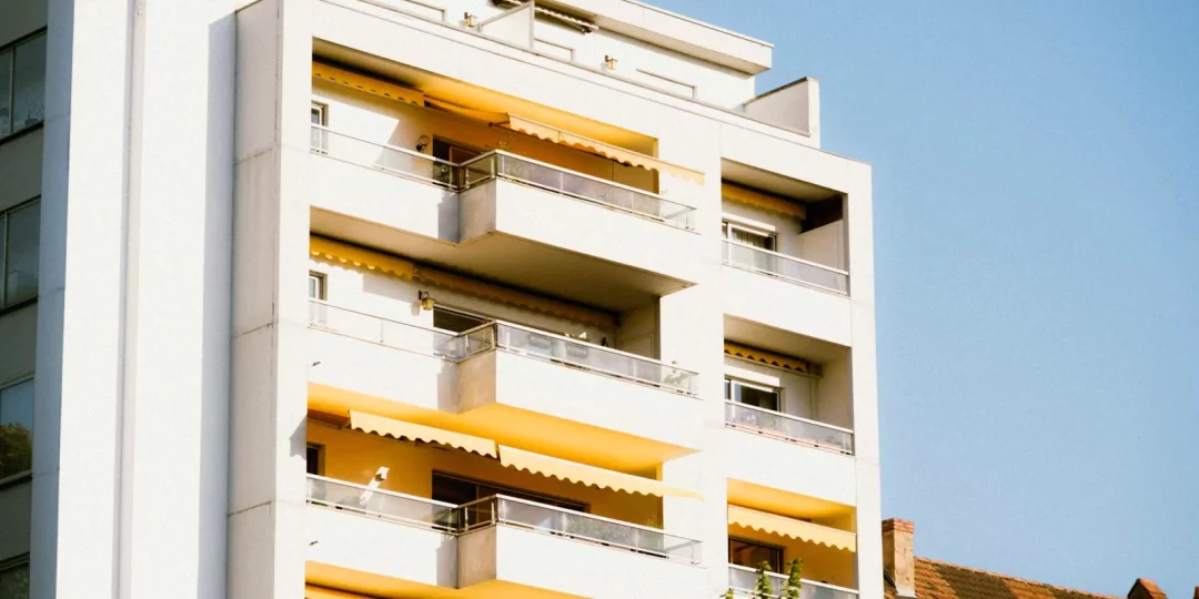 Immeuble moderne avec balcons et ciel bleu en arrière-plan — taux