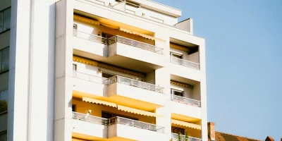 Immeuble moderne avec balcons et ciel bleu en arrière-plan — taux