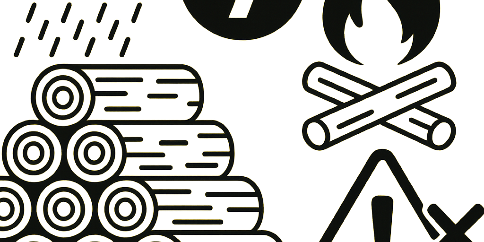 Pile de bûches de chauffage empilées à l'extérieur, protégées par un toit léger pour sécher correctement