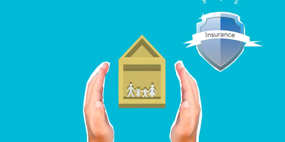 Mains protégeant une maison avec des personnages à l'intérieur — assurance