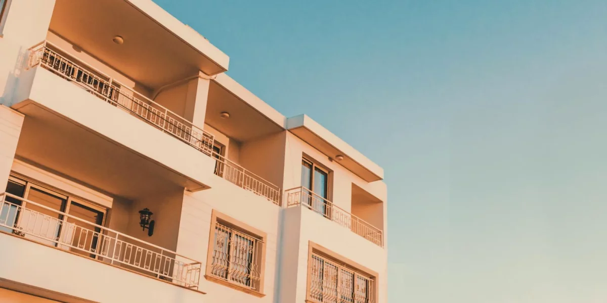 Immeuble moderne avec balcons sous un ciel bleu clair — canicule