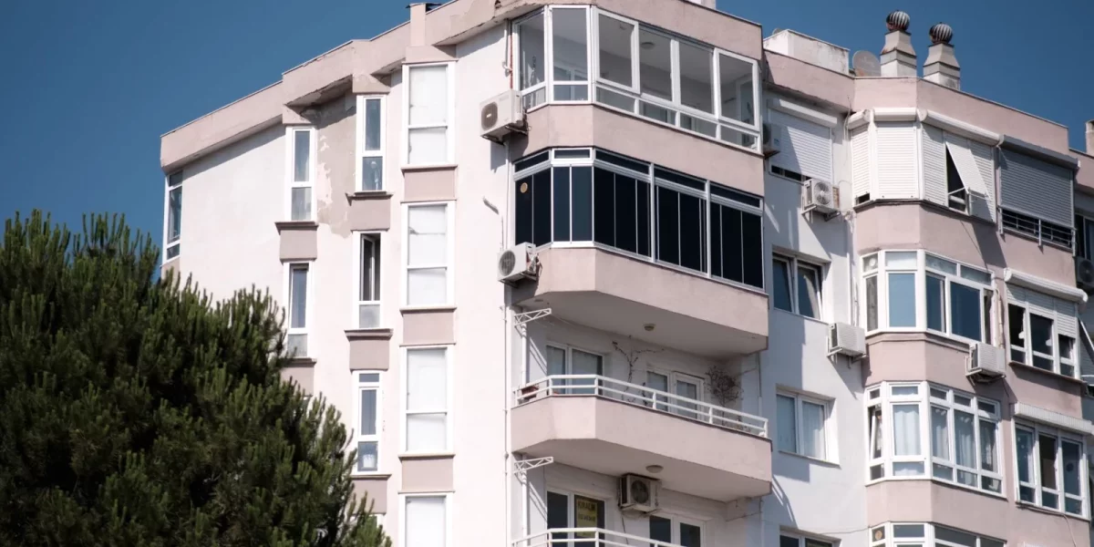 Immeuble moderne avec balcons et climatiseurs visibles — canicule