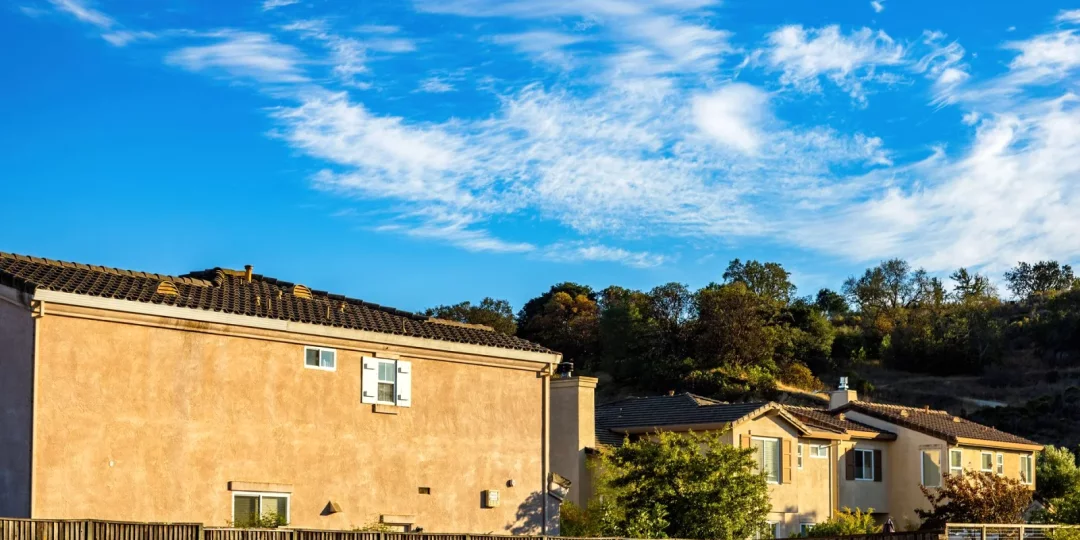 Maisons avec clôture en bois séparant deux jardins — clôture entre voisins