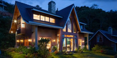 Comment estimer sa maison — propriétaire calcule la valeur de son bien