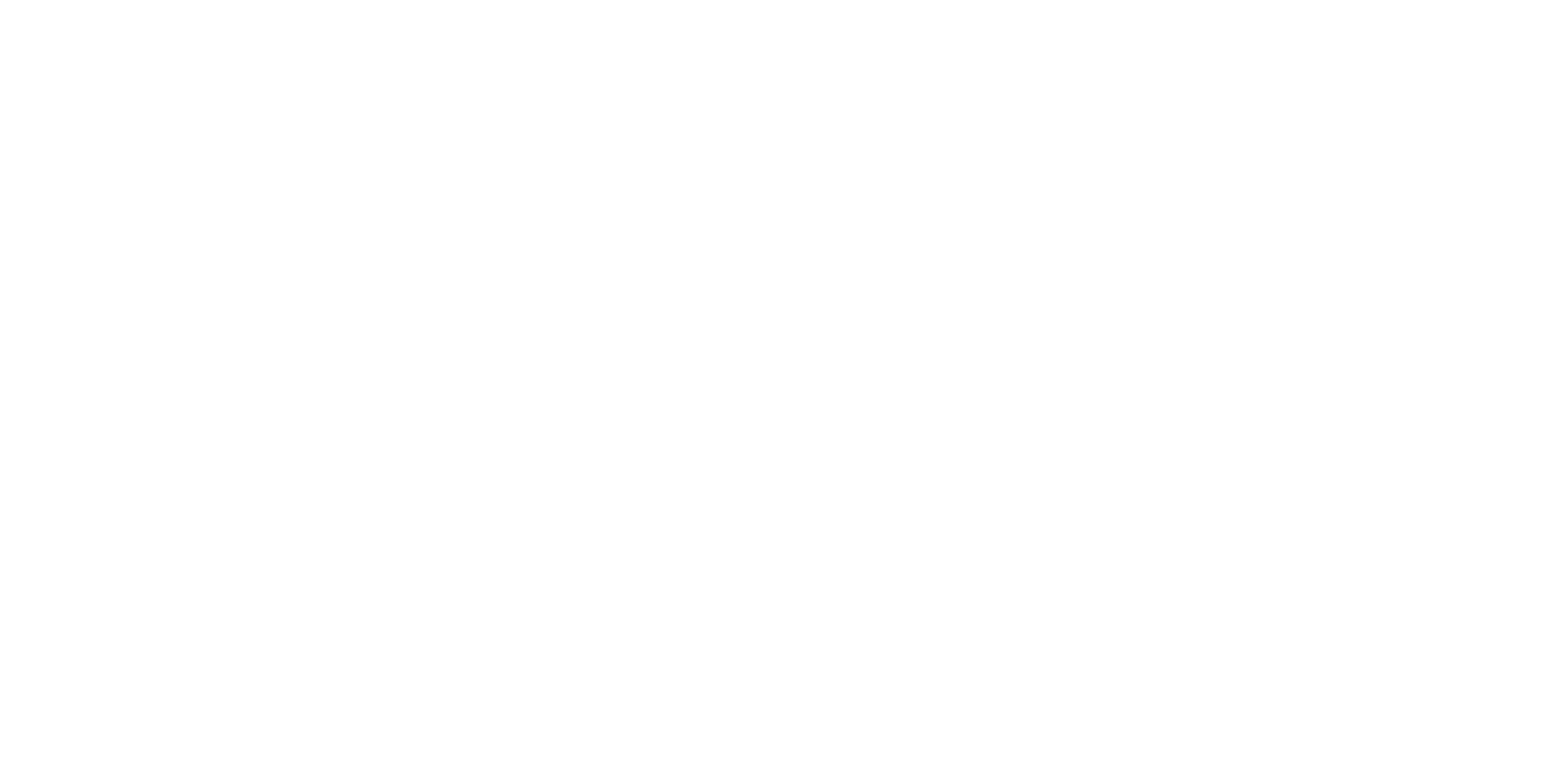 Couple signant une offre d'achat avec des documents et un stylo posés sur une table