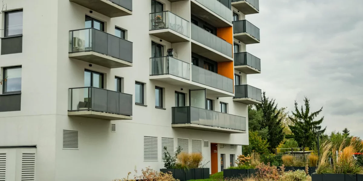 Immeuble moderne avec balcons et espaces verts — logement-neuf