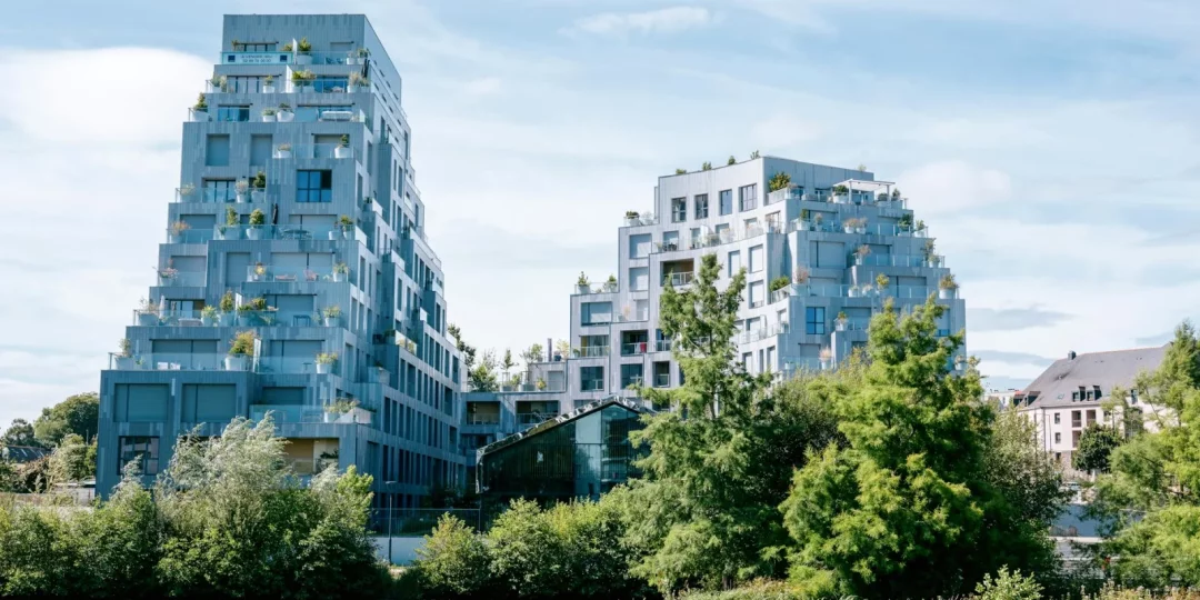 Bâtiments modernes avec balcons et verdure au bord d'un plan d'eau — urbanisme