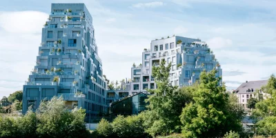 Bâtiments modernes avec balcons et verdure au bord d'un plan d'eau — urbanisme