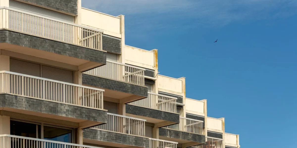 Immeuble moderne avec balcons et ciel bleu en arrière-plan — donation au dernier vivant