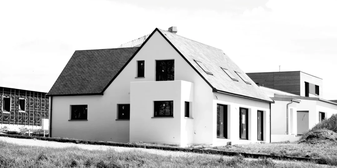 Maison moderne avec jardin et fenêtres grandes — usufruit