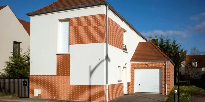 Maison moderne en brique avec garage et jardin — donation maison de son vivant