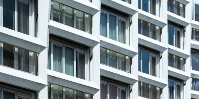 Façade d'immeuble moderne avec fenêtres en verre — encadrement-loyers