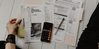 Expertise immobilière prix — expert immobilier consulte un dossier et calcule des honoraires