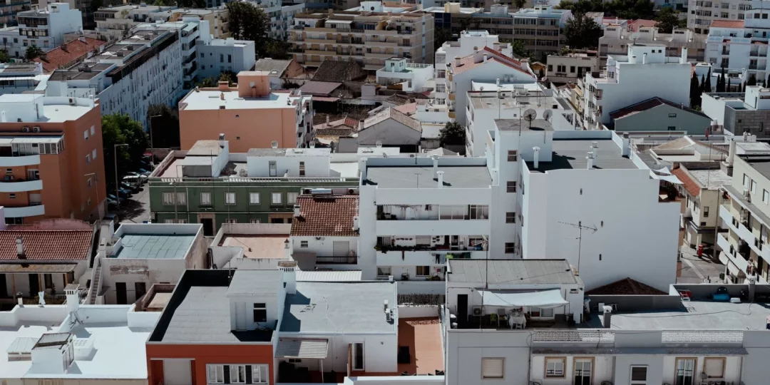 Vue aérienne de bâtiments urbains colorés et d'espaces partagés — habitat participatif