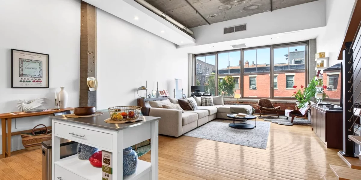 Loft lumineux dont la hauteur sous plafond dépasse largement le standard de 2,50 mètres