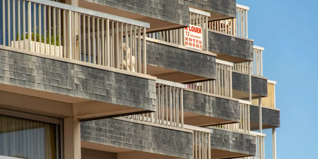 Balcons d'immeubles modernes avec panneaux de location visibles — immobilier