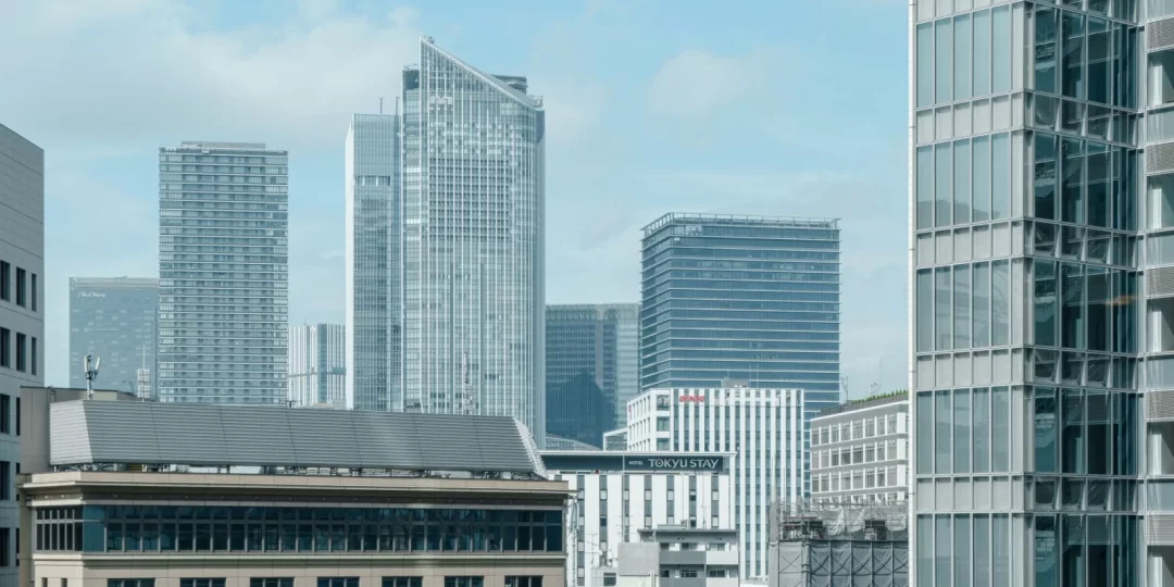 Vue de gratte-ciels modernes et bureaux en ville — indice des loyers commerciaux 2026