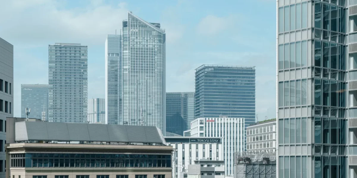 Vue de gratte-ciels modernes et bureaux en ville — indice des loyers commerciaux 2026