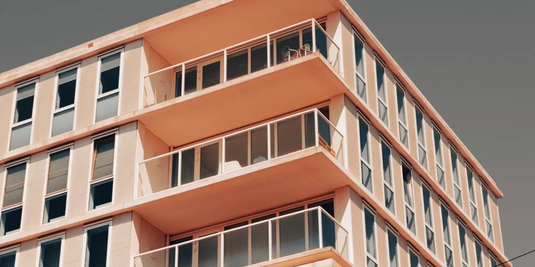 Immeuble moderne avec balcons et fenêtres en verre — logement-social