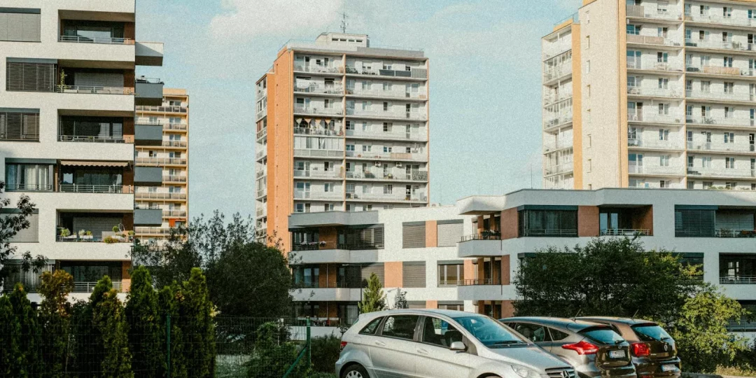 Immeubles modernes avec voitures stationnées dans une cour — copropriété