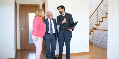 Trois personnes discutent dans un intérieur moderne — seniors