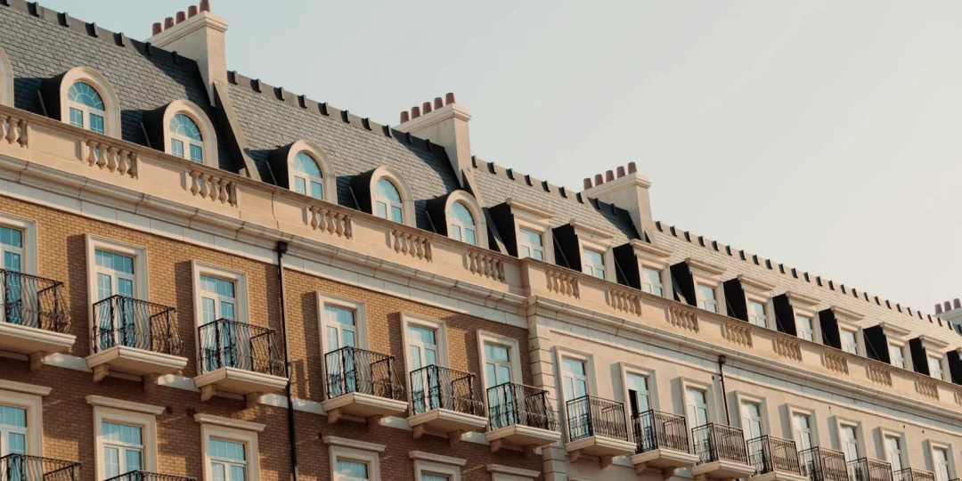 Façade d'un immeuble avec balcons et fenêtres — investissement-locatif