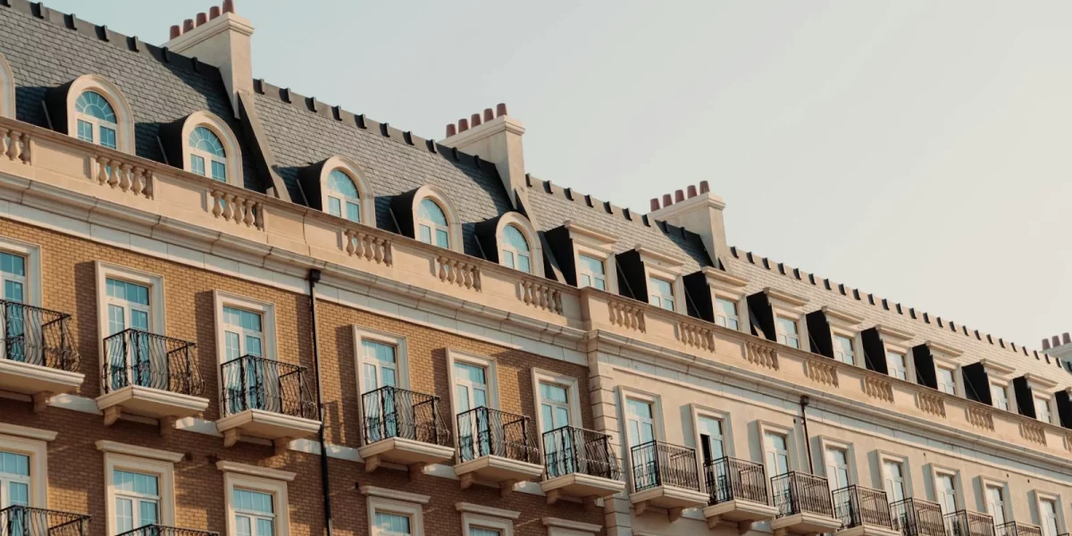 Façade d'un immeuble avec balcons et fenêtres — investissement-locatif