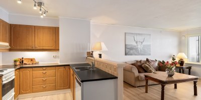 Salon lumineux d'un appartement meublé prêt pour la location — LMNP fiscalité 2026