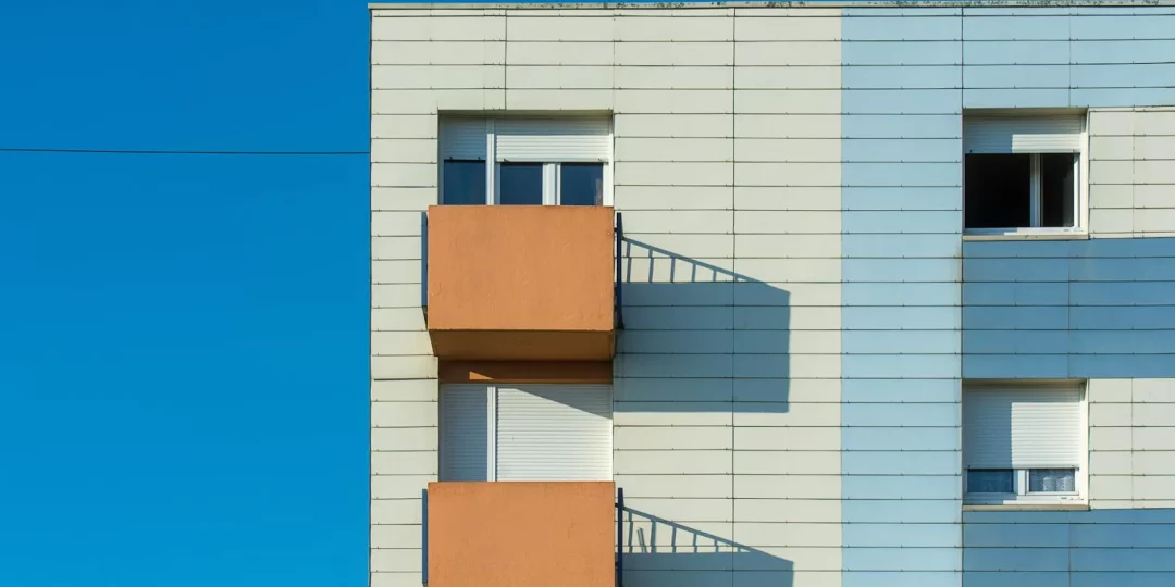 Façade d'un bâtiment moderne avec balcons et fenêtres — logement social