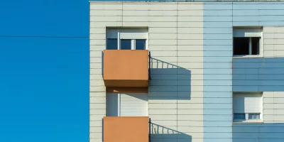 Façade d'un bâtiment moderne avec balcons et fenêtres — logement social