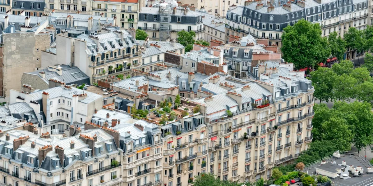 Vue aérienne de toits parisiens avec jardins et balcons — logements à louer Paris