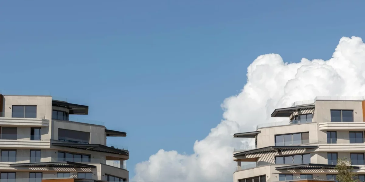 Immeubles modernes sous un ciel bleu avec des nuages blancs — crédit immobilier