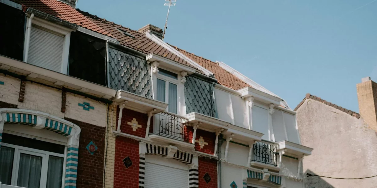 Façade de maisons colorées avec balcons et fenêtres — mission-logement