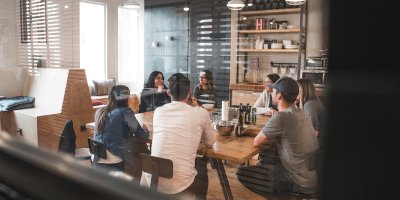 Document compromis de vente immobilier posé sur un bureau avec un stylo — modèle gratuit