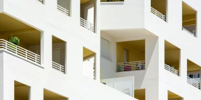 Façade d'immeuble moderne avec balcons et fenêtres — architecture Montpellier