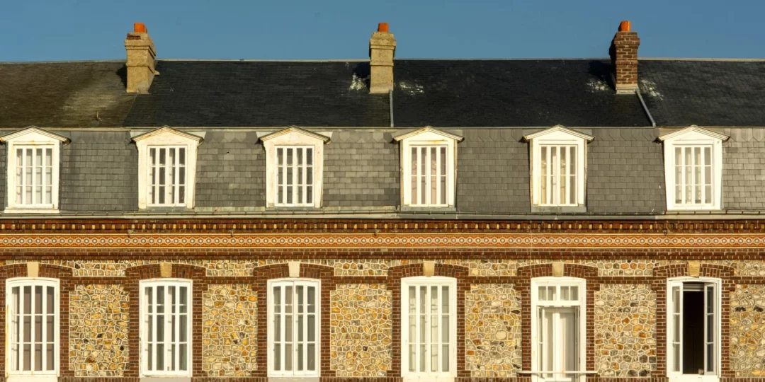 Façade de maisons en briques avec fenêtres blanches — mur mitoyen