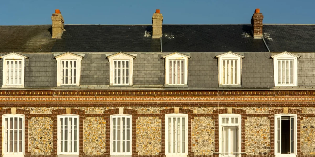 Façade de maisons en briques avec fenêtres blanches — mur mitoyen