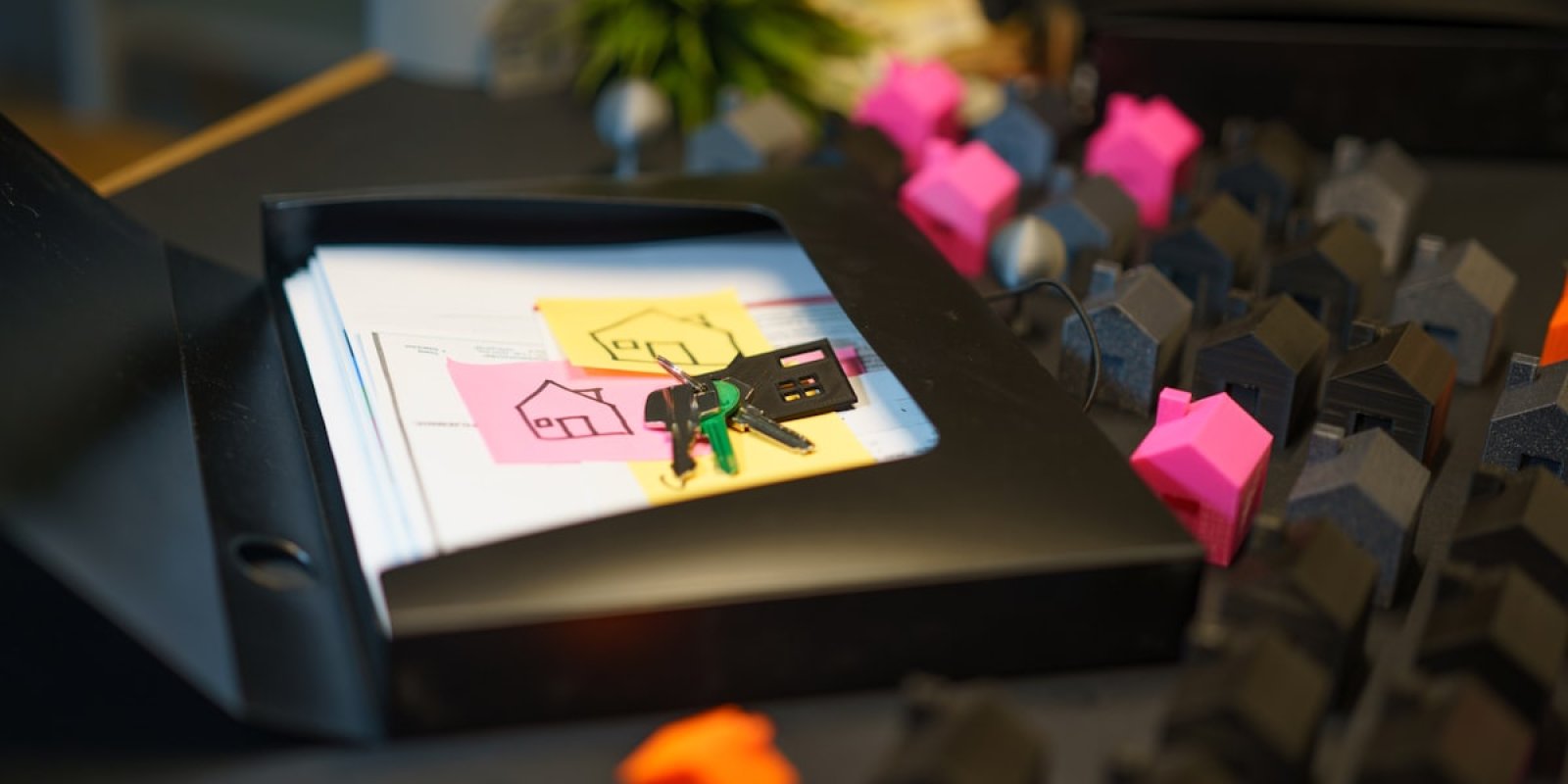 Dossier immobilier et clés de maison — offre d'achat trop basse négociation