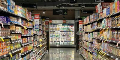 Vitrine de boutique commerciale signalant la cession d'un bail avec pas-de-porte — guide définition et fiscalité 2026